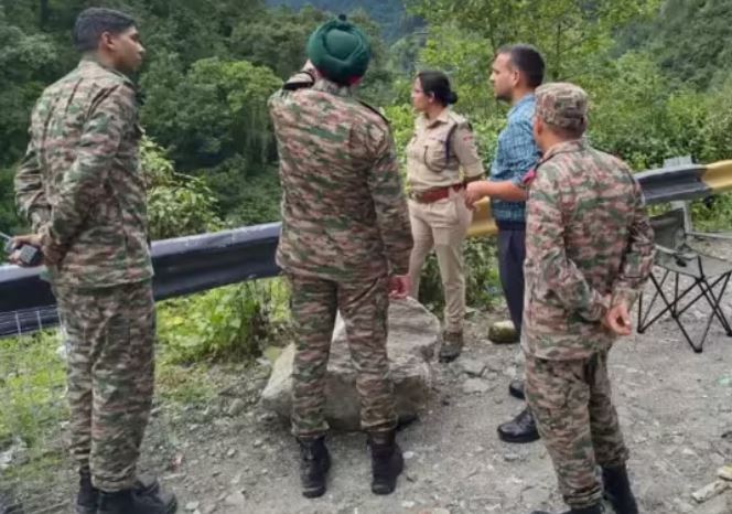 रेस्क्यू के लिए उतरी सेना
