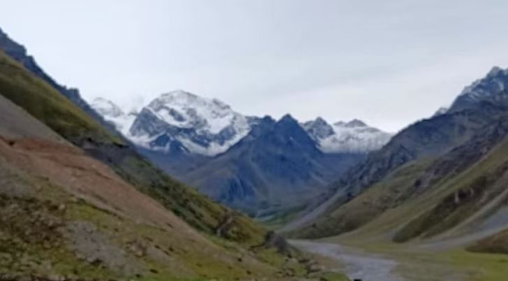 ओम पर्वत में बर्फबारी