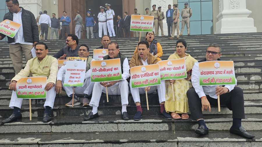 गैरसैंण में विपक्ष का धरना प्रदर्शन