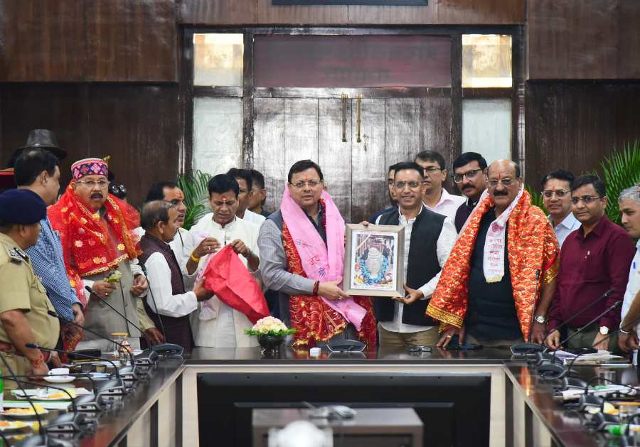 चारधाम यात्रियों से मुलाकात