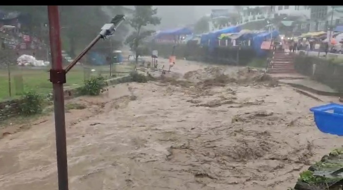 जागेश्वर में फटा बादल