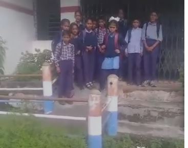 पौड़ी स्कूल के बाहर बच्चे
