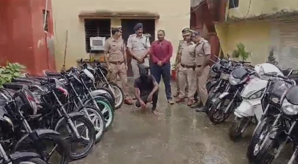 बाइक के साथ गिरफ्तार