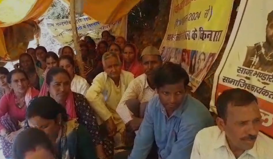 19 सालों से विस्थापन की मांग कर रहे ग्रामीण