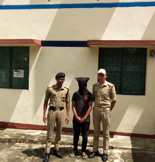 अपने ही परिजनों के साथ गाली गलौच कर रहा था युवक, पुलिस ने सिखाया सबक