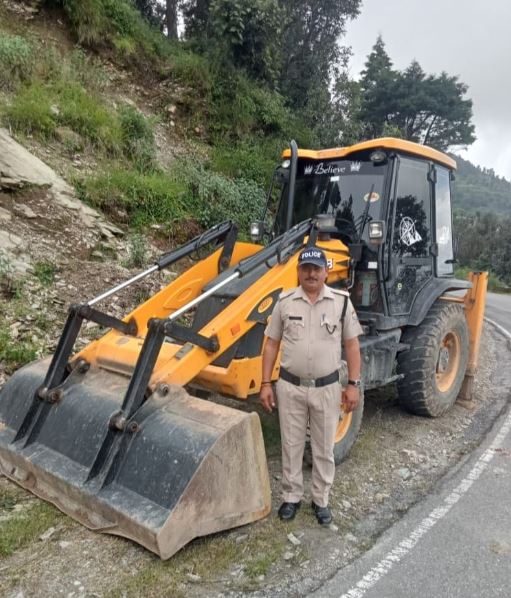 बिना अनुमति सड़क खोद रहा था जेसीबी चालक, पुलिस ने काम रुकवाकर किया अरेस्ट