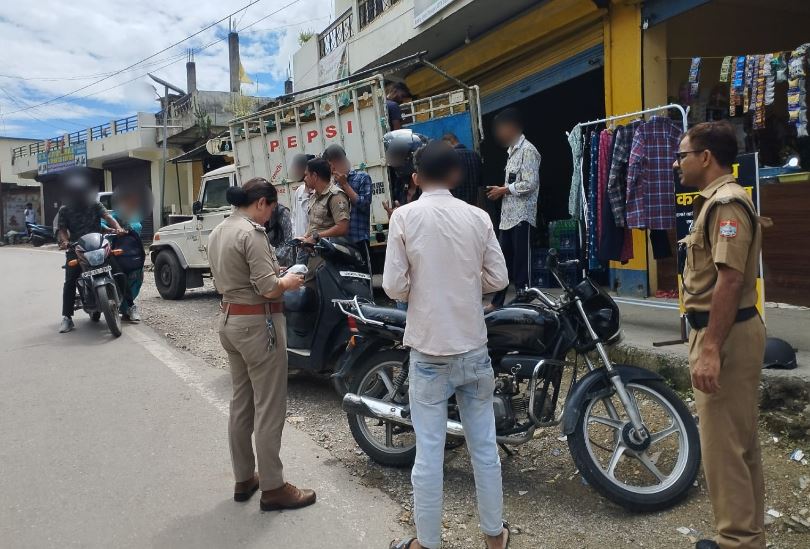 सार्वजनिक स्थानों पर शराब पीकर हुड़दंग मचाने वालों के खिलाफ पुलिस का अभियान, 142 लोगों के काटे चालान