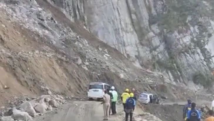 टनकपुर-पिथौरागढ़ NH पर स्वाला में गिरते बोल्डरों और मलबे से खतरा बरकरार, दलदल में फंस रहे वाहन