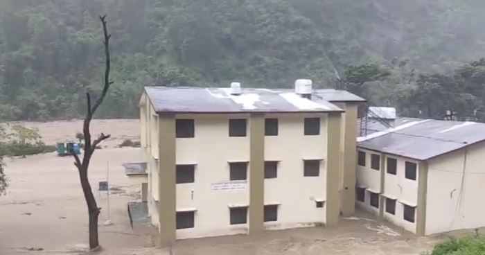 चंपावत में डरा रही बारिश : बादल फटने से भूस्खलन की जद मे आए कई मकान, मलबे की चपेट में आए पांच ग्रामीण