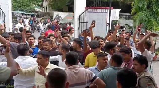हल्द्वानी में कॉलेज गेट के बाहर पत्रकार से मारपीट मामला, छात्रों ने किए हाईवे जाम, पढ़ें पूरा मामला