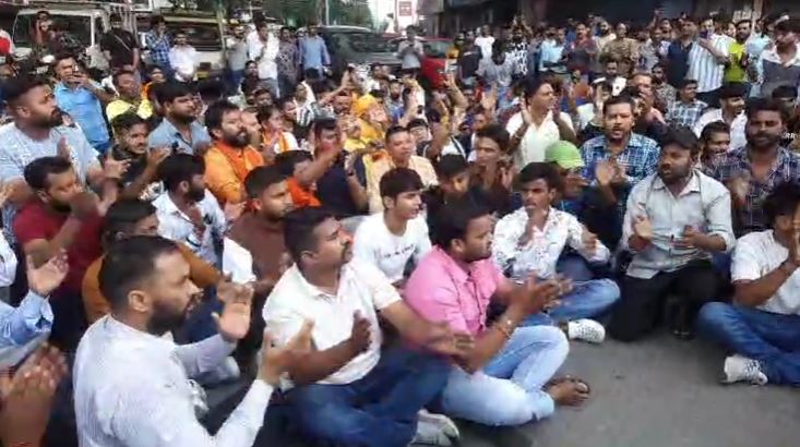 रेलवे स्टेशन में पथराव मामला, सड़कों पर उतरा हिंदू संगठन, SSP को हटाने की मांग पर अड़े
