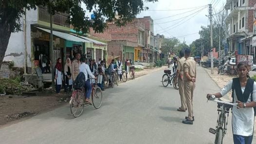 स्कूलों के आसपास घूम रहे मनचलों को पुलिस ने सिखाया सबक, बाइक सीज कर वसूला जुर्माना