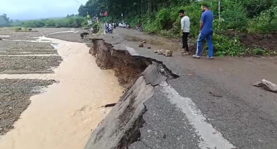 बारिश का कहर, बिधौली मार्ग पर नदी के कटाव से सड़क क्षतिग्रस्त, पुलिस ने डायवर्ट किए रूट
