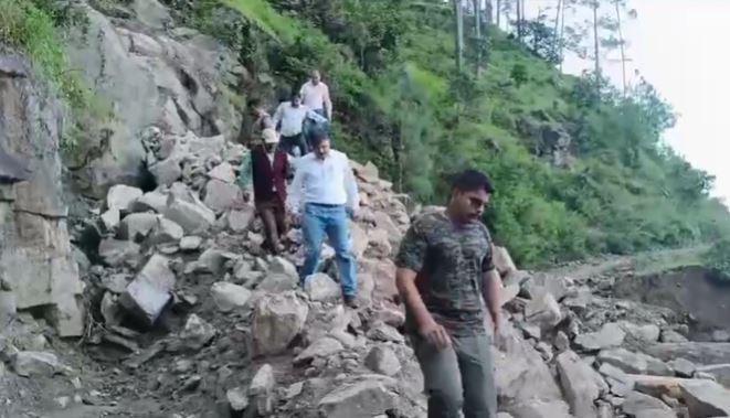 लोहाघाट में बारिश ने बरपाया कहर, आपदा ग्रस्त क्षेत्रों में पहुंचाई जा रही राहत सामग्री