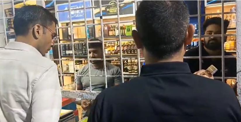 ग्राहक बनकर शराब के ठेके में पहुंचे DM,