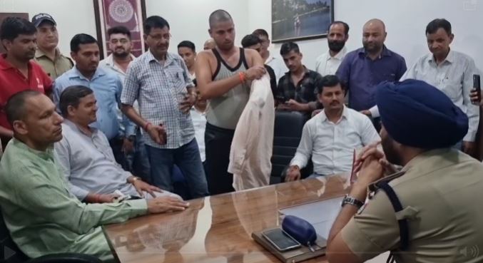 दरोगा पर युवक से पीटने का आरोप, पुलिसकर्मियों के खिलाफ मुकदमा दर्ज करने की मांग पर अड़े ग्रामीण