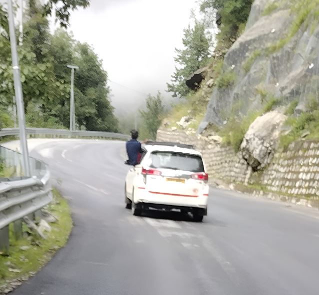चलती कार से बाहर लटककर स्टंट कर रहा था युवक, पुलिस ने उतारा खुमार, ऐसे सिखाया सबक