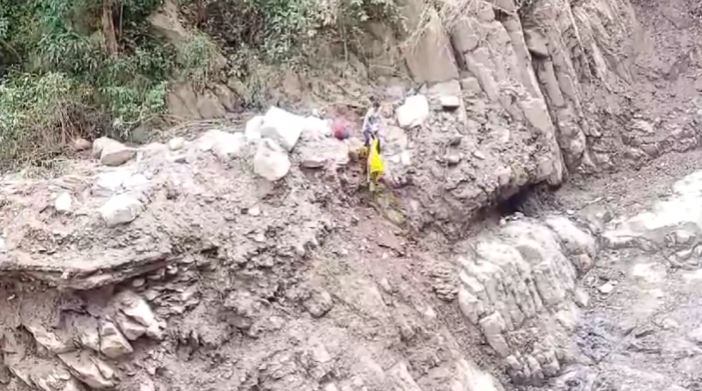 पंचेश्वर क्षेत्र में भारी बारिश से जनजीवन अस्त-व्यस्त, सड़कें बहने से गहराया खाद्य संकट