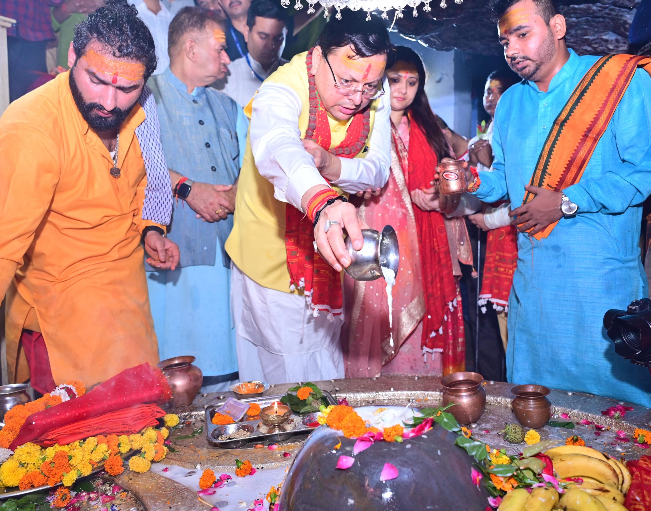 जन्मदिन के मौके पर परिवार के साथ टपकेश्वर मंदिर पहुंचे सीएम, जलाभिषेक कर की पूजा-अर्चना