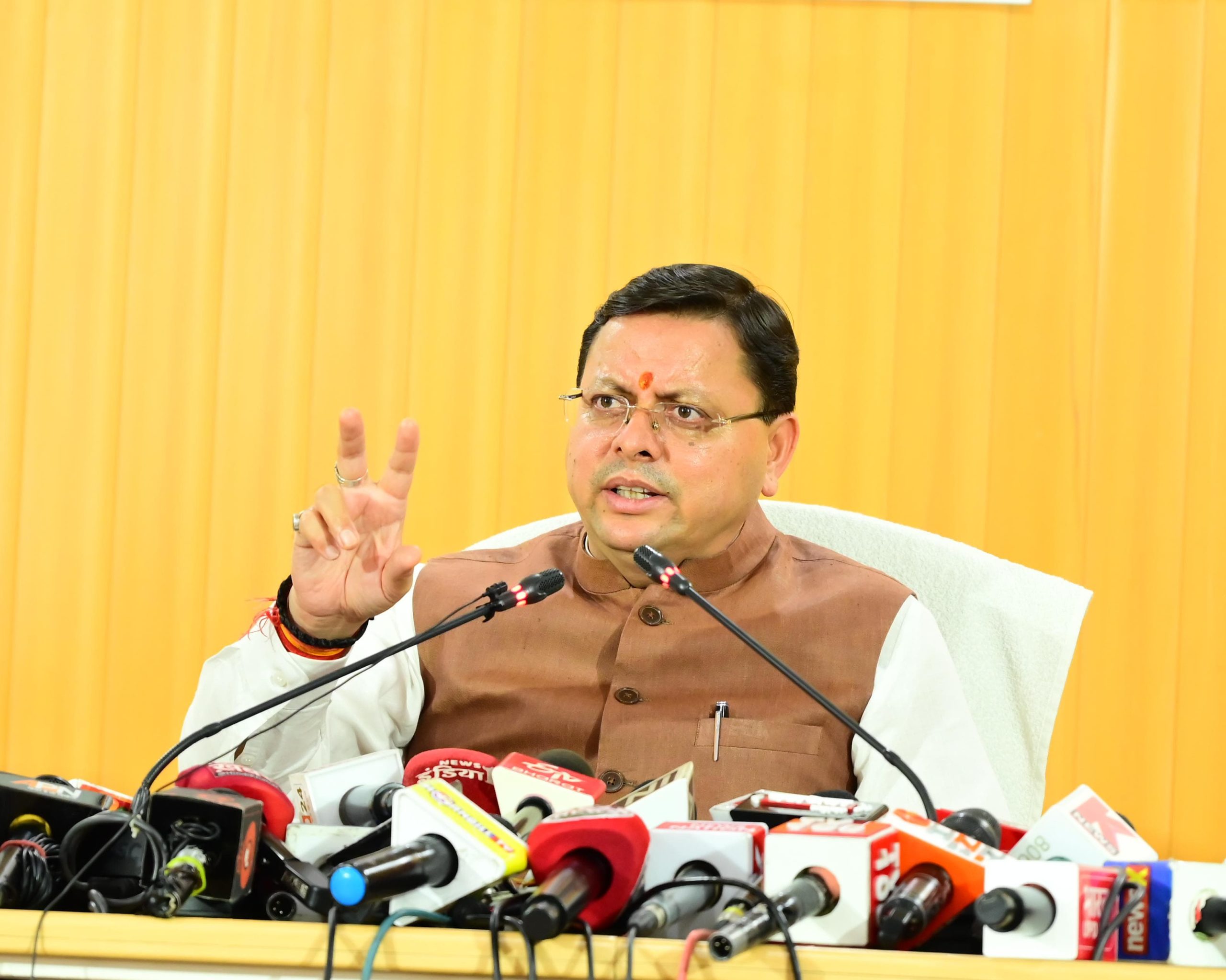 cm dhami (angry) उत्तराखंड में भू-कानून पर धामी सरकार सख्त, सुभाष कुमार समिति का किया गठन