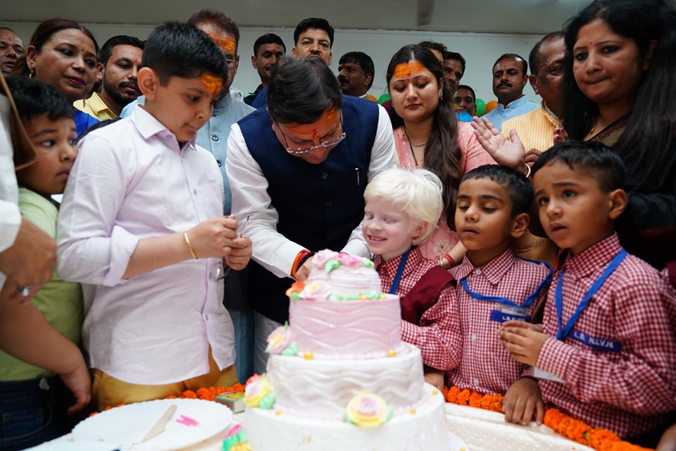 सीएम धामी ने दृष्टिबाधित बच्चों के साथ ऐसे मनाया अपना जन्मदिन, देखें तस्वीरें