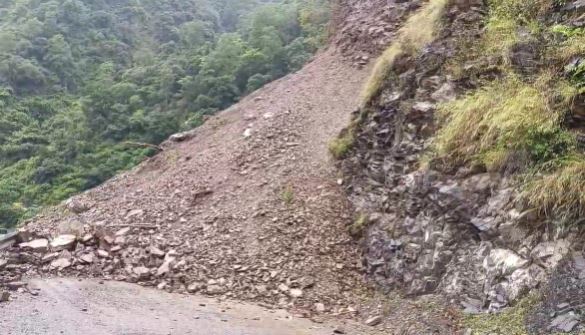 बारिश का कहर : कालसी-चकराता मार्ग पर हुआ भूस्खलन, मार्ग बाधित