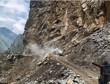 ज्योतिर्मठ-मलारी हाईवे तीसरे दिन भी बंद, लाता स्लाइड जोन में लगातार गिर रहा मलबा