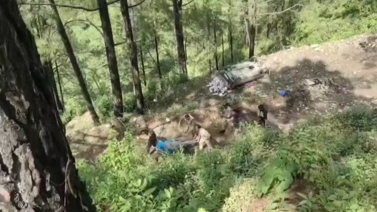 हादसे को लेकर जिला चिकित्सालय में तैनात चिकित्सकों ने बताया कि दोनों घायलों की हालत खतरे से बाहर है। दोनों का उपचार किया जा रहा है। घायल युवकों की पहचान हिमांशु (22) निवासी बड़कोट और चेतन (22) निवासी हरियाणा के रूप में हुई है। दोनों युवकों के परिजनों को हादसे की जानकारी दे दी है।