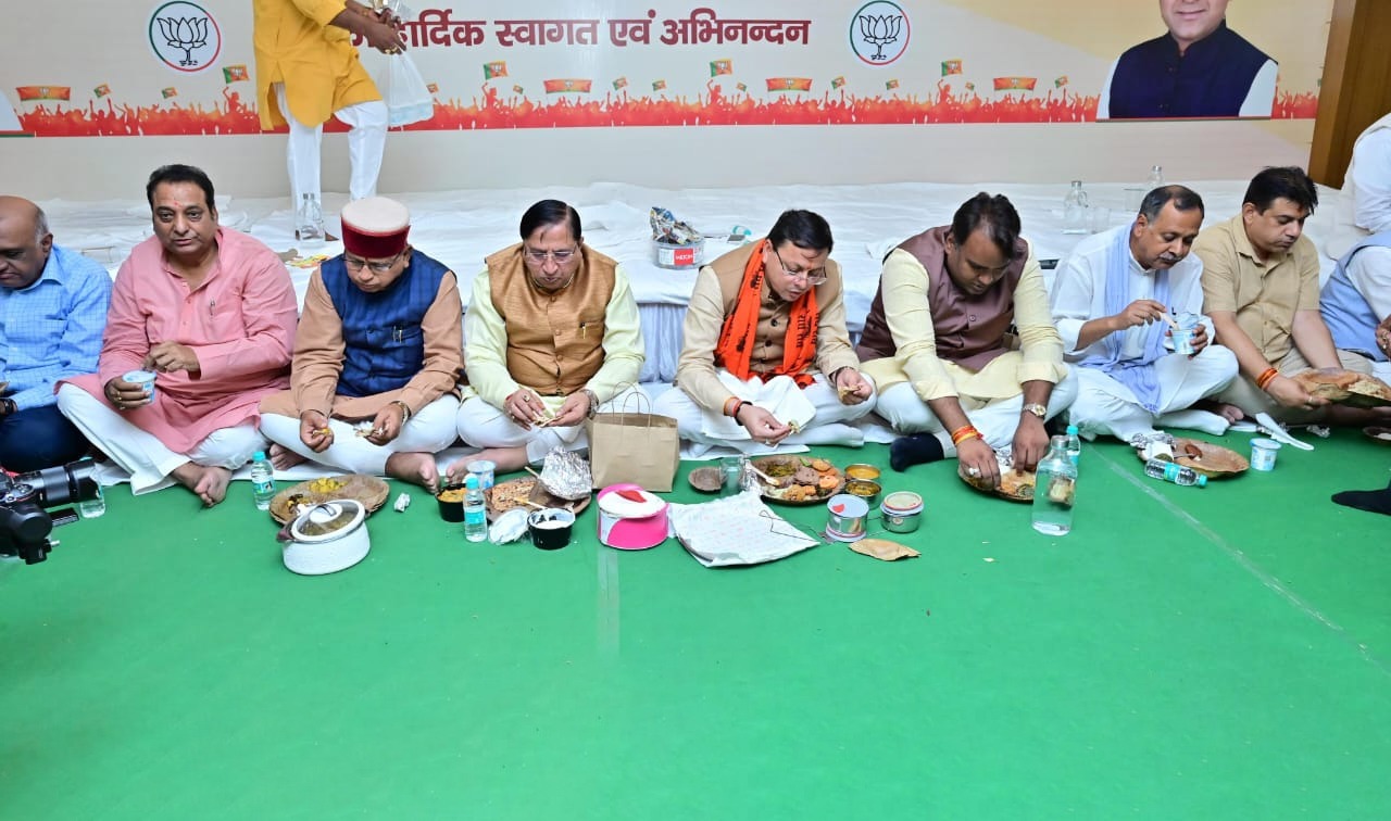 भाजपा कार्यकर्ताओं के साथ सीएम धामी की टिफिन बैठक, राज्य के विकास से जुड़े विषयों पर की चर्चा
