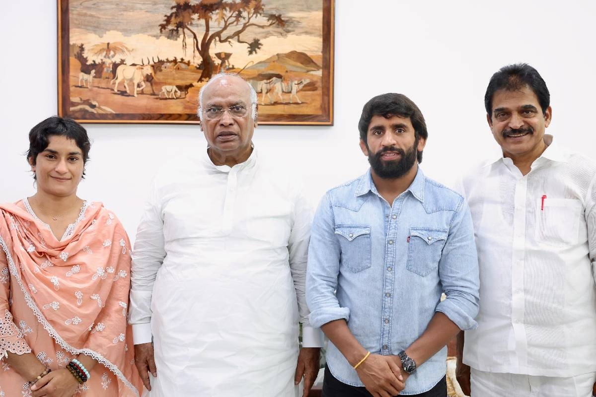 bfroe joining congress bajarang punia and vinesh phogat resigns from railways job