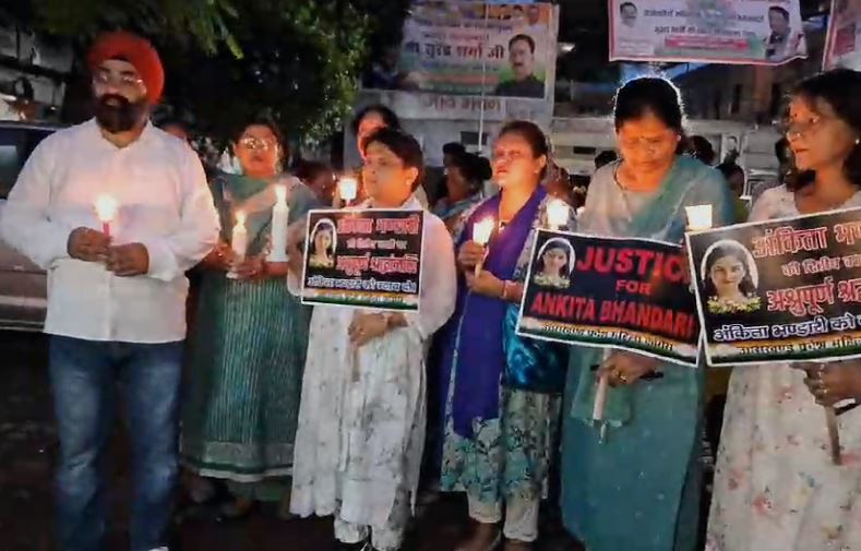 कांग्रेस ने निकाला कैंडल मार्च