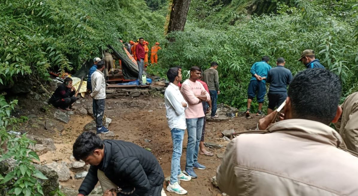 गौरीकुंड के पास बड़ा सड़क हादसा