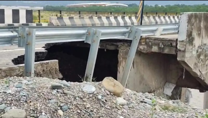 गौला नदी में समाया पुस्ता