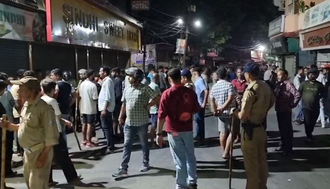 जमकर बवाल