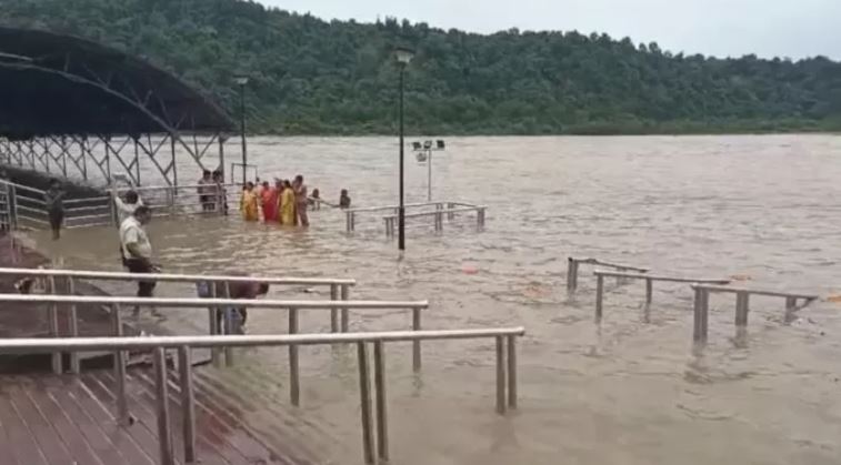 पानी में समाया आरती घाट