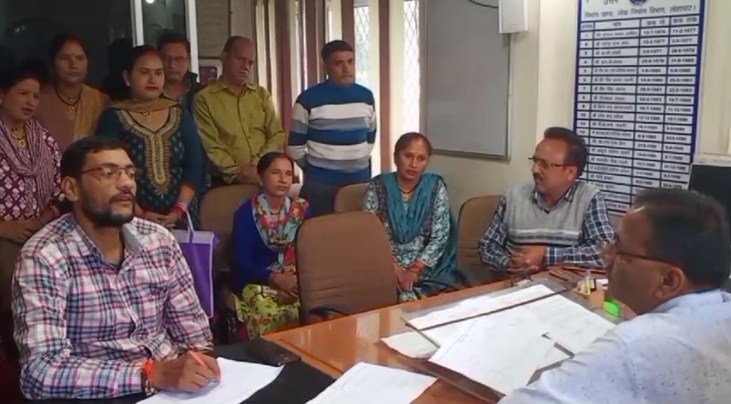 महिलाओं ने किया घेराव