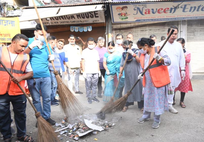 विस अध्यक्ष ने लगाया झाडू़