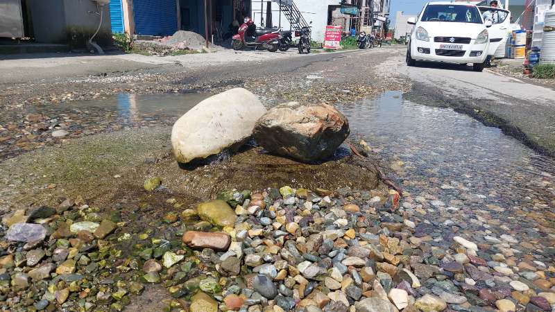 सड़क खस्ताहाल (1)