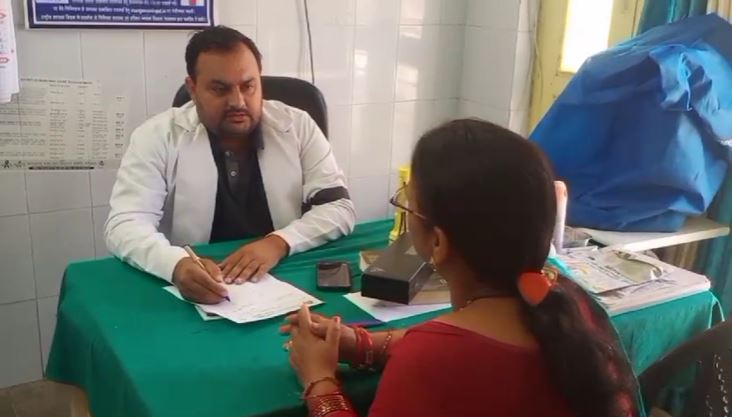 विभिन्न मांगों को लेकर चिकित्सकों ने किया काली पट्टी बांधकर विरोध, कार्य बहिष्कार की दी चेतावनी