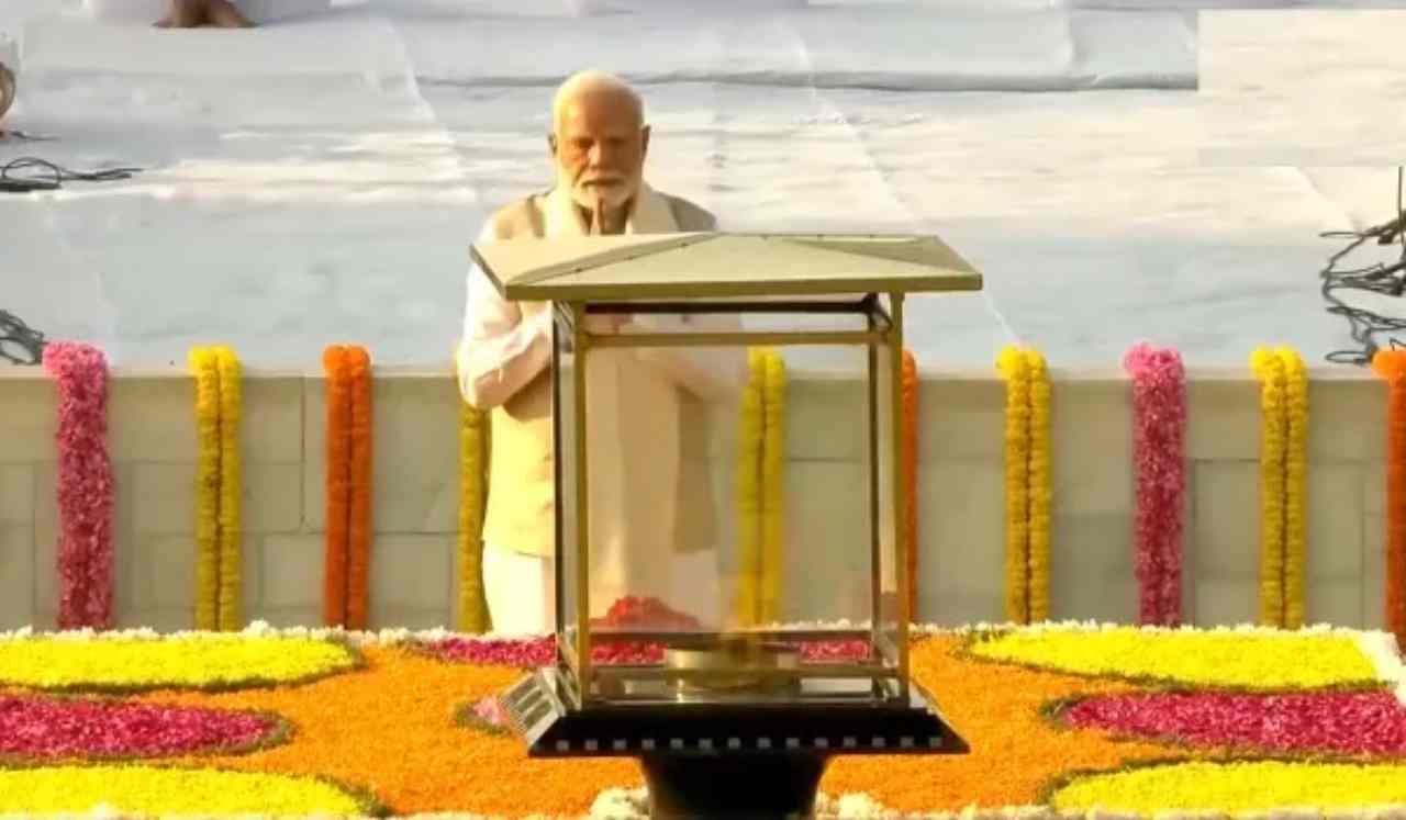 pm-modi-pays-tribute-to-mahatma-gandhi-at-rajghat