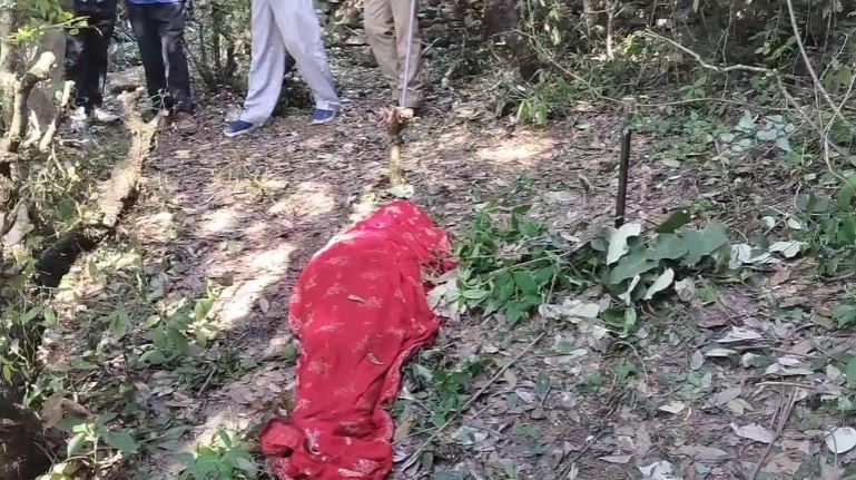 गुलदार की दहशत : 24 घंटे बीतने के बाद भी नहीं उठाया किशोरी का शव