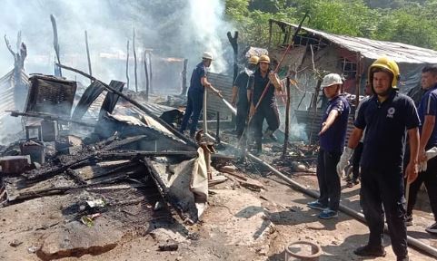 यहां झोपड़ियों में अचानक लगी भीषण आग, मौके पर मची-अफरा-तफरी