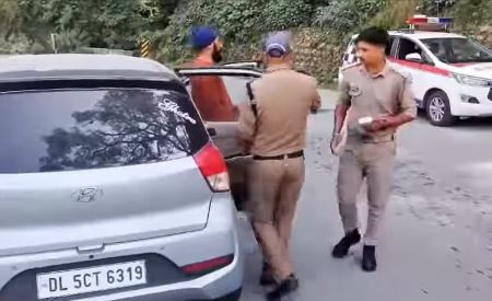बद्रीनाथ हाईवे पर यातायात पुलिस की कार्रवाई, काली फिल्म लगे वाहन का चालान