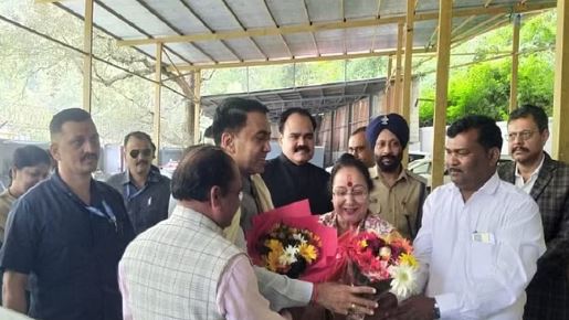 परिवार के साथ कैंची धाम पहुंचे गोवा के मुख्यमंत्री