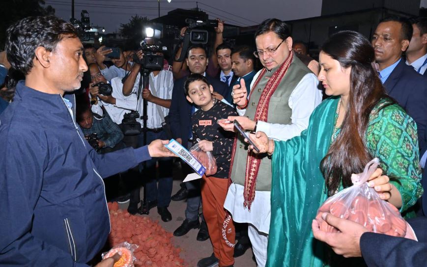 सीएम धामी ने काश्तकारों से ख़रीदे दीये और मूर्ति, प्रदेशवासियों से की ये अपील