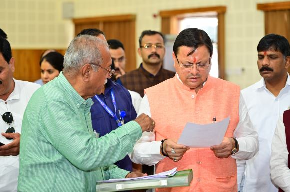 सीएम धामी ने सुनी जनसमस्या, अधिकारियों को दिए प्राथमिकता पर निस्तारण के निर्देश