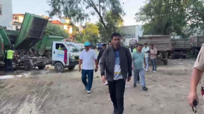 सुबह-सुबह सड़कों पर सफाई व्यवस्था का जायजा लेने पहुंचे DM, अधिकारियों में मचा हड़कंप