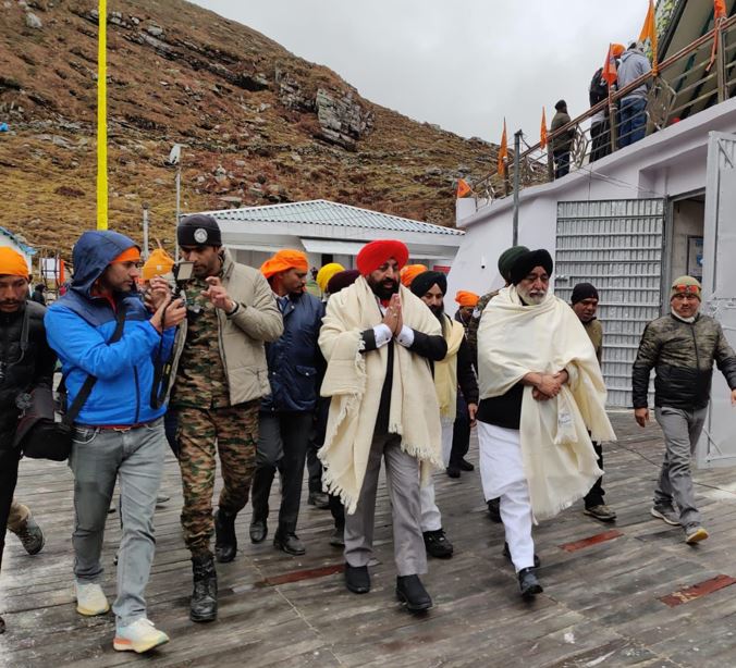 कपाट बंद होने से एक दिन पहले हेमकुंड साहिब पहुंचे राज्यपाल