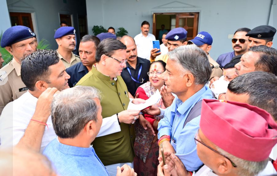 हल्द्वानी में सीएम धामी ने सुनी लोगों की समस्या, अधिकारियों को बोले जल्द करें समाधान