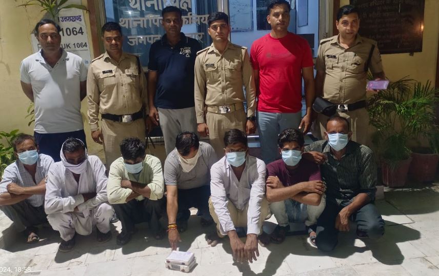 पेड़ों की छांव में जुए की महफिल सजाना पड़ा भारी, आम के बाग से सीधा हवालात पहुंचे जुआरी
